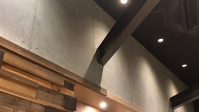 コンクリート打ち放し風仕上げ - カフェの壁面に施工