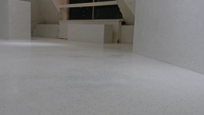 ビールストーン - 打ち合わせサロンの床・立ち上がりに施工