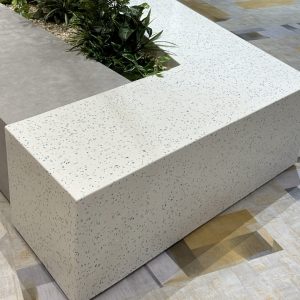 ビールストーン - プラスチック破片入り オフィスのベンチに施工