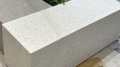 ビールストーン - プラスチック破片入り オフィスのベンチに施工