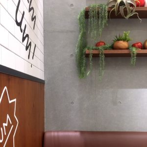 コンクリート打ち放し風仕上げ - フローズンフルーツバーの壁面に施工