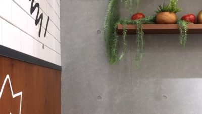 コンクリート打ち放し風仕上げ - フローズンフルーツバーの壁面に施工