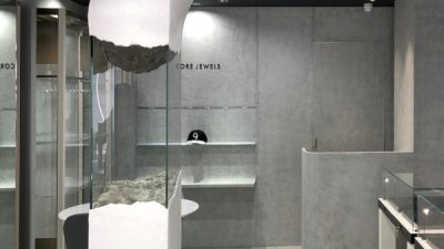 コンクリート打ち放し風仕上げ - ジュエリーショップの壁に施工