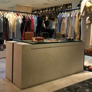 コンクリート打ち放し風仕上げ - アパレル店舗什器に施工