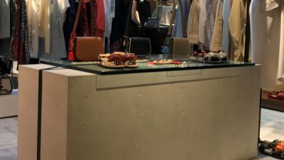 コンクリート打ち放し風仕上げ - アパレル店舗什器に施工