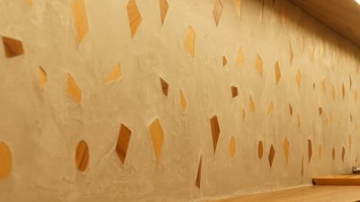 モラート 木片入り仕上げ - チョコレートショップの壁面に施工