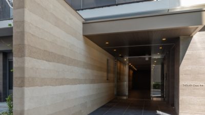 塗り版築 - 外部から内部に続くマンションエントランス壁面
