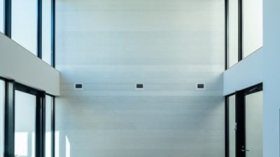 塗り版築 - リビング吹き抜け壁面に施工