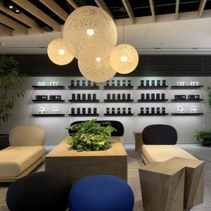 ポリーブル - ショップの壁面に施工