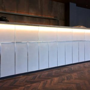 ポリーブル白 - 受付カウンター立ち上がり部分の施工