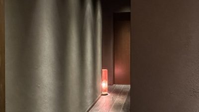 藁入珪藻土 - 飲食店の壁面に施工