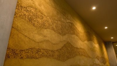 鏝塗りで版築の表情を表現「塗り版築」仕上げ