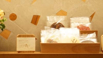 アーティスティックモルタル仕上げ「モラート」　木片を入れた特注仕上げ