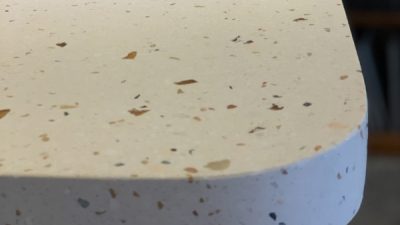 ビールストーン　サカンライブラリーの天板に施工　研磨の技術を極める