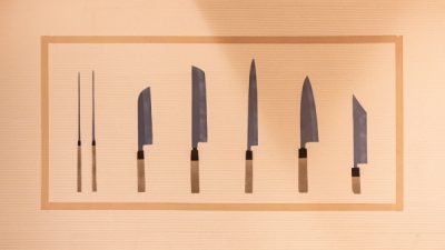 壁に包丁を埋め込む?!　ステンシル左官仕上げ　調理師専門学校の壁面に施工