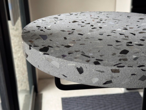 「MAGO BLOCK by SAKAN」で施工したテーブル天板