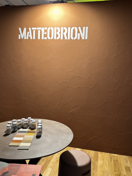 展示会の壁に施工したイタリアの土壁の「マッテオ・ブリオーニ」