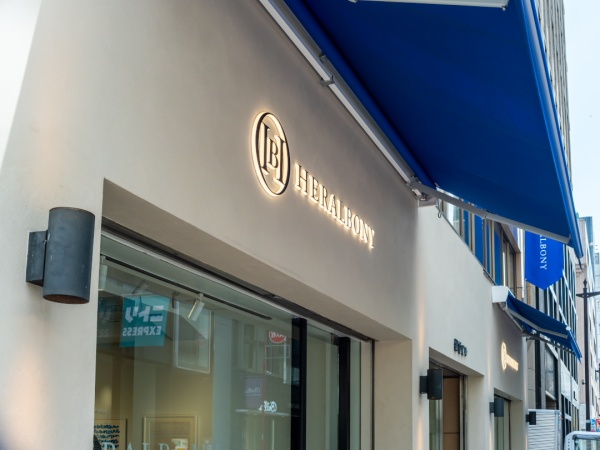 HERALBONY LABORATORY GINZAの外壁に施工したポリーブルの壁