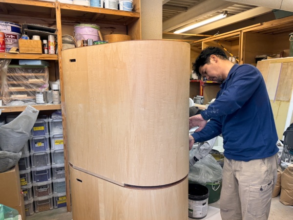倉庫内にて家具やディスプレイ台の左官施工