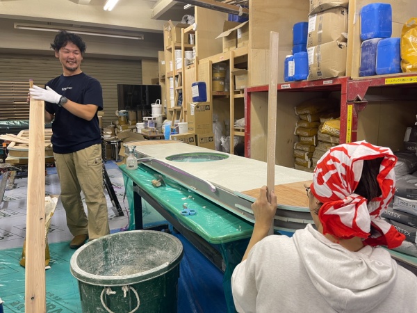 倉庫内にて家具やディスプレイ台の左官施工