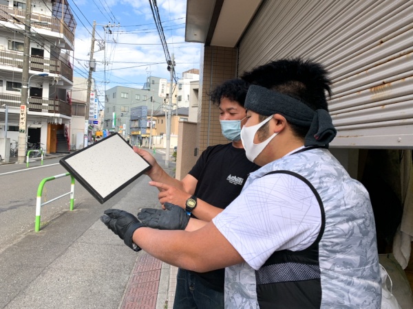 左官サンプルを手に打ち合わせをする左官職人さん2人