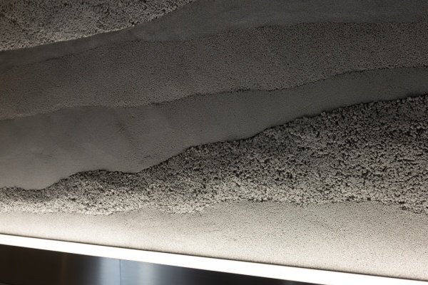 凹凸を付けたプラスタル塗り版築仕上げのオフィス壁面