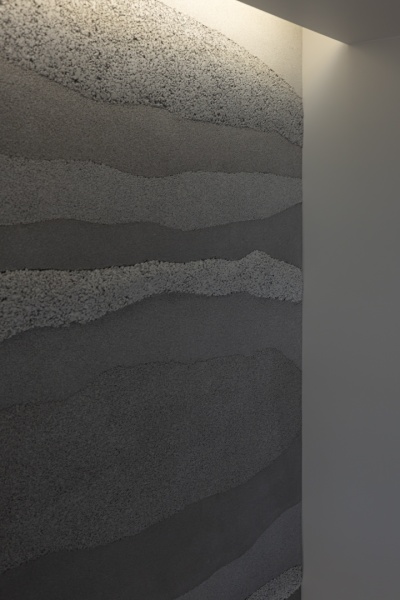 凹凸を付けたプラスタル塗り版築仕上げのオフィス壁面