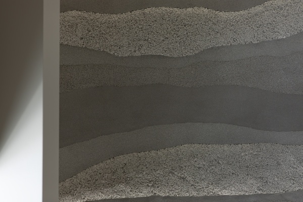 凹凸を付けたプラスタル塗り版築仕上げのオフィス壁面