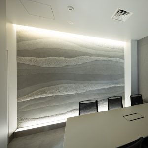 プラスタル塗り版築 - オフィス壁面に施工 凹凸を付けた仕上げ
