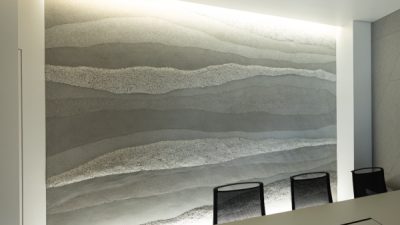 プラスタル塗り版築 - オフィス壁面に施工 凹凸を付けた仕上げ