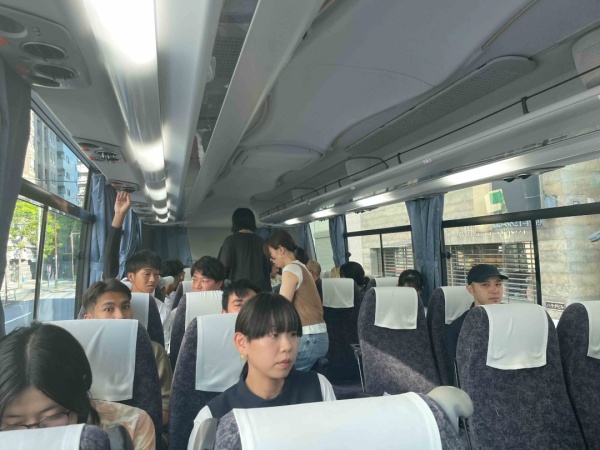 大型バスで移動