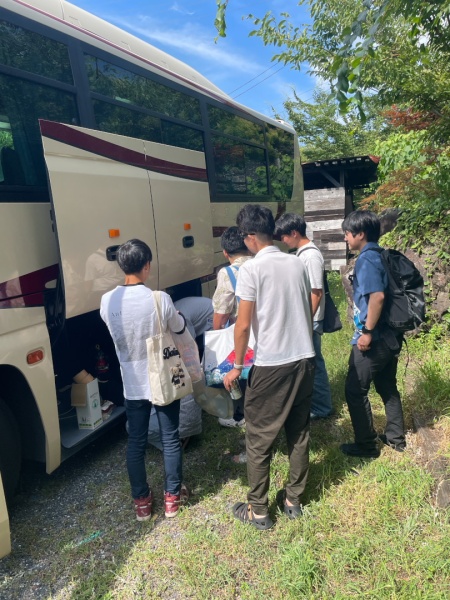 大型バスから荷下ろし
