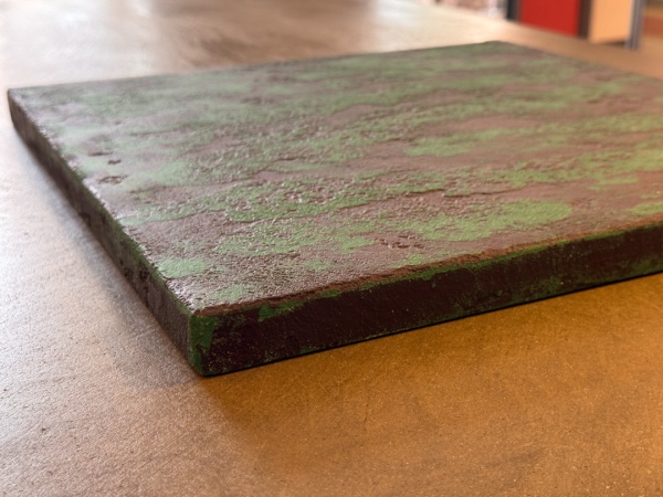 群青という土に骨材を入れてテクスチャーを付けた風土仕上げのディスプレイ台