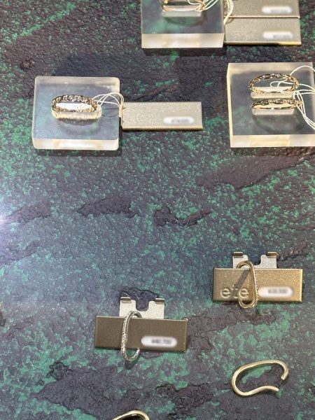 風土仕上げのジュエリー用ディスプレイ台