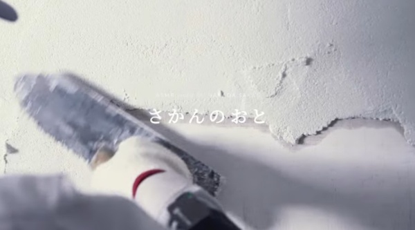 左官鏝で左官壁を施工する様子