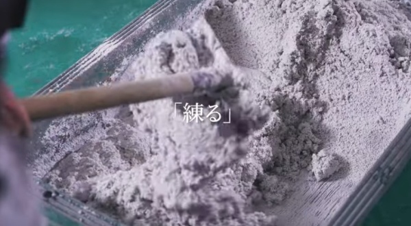 左官材料を練る様子