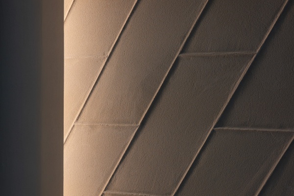 オフィスエントランスに施工した掻き落とし仕上げ壁。斜めのライン模様が入っている