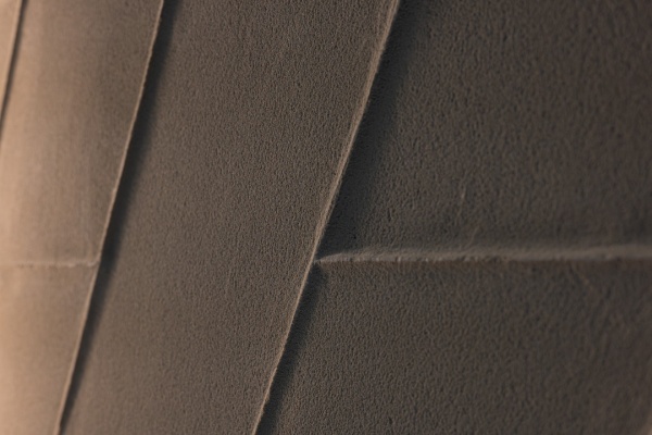 オフィスエントランスに施工した掻き落とし仕上げ壁。斜めのライン模様が入っている