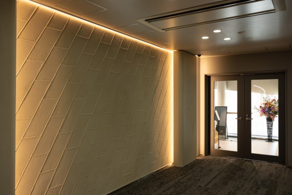 オフィスエントランスに施工した掻き落とし仕上げ壁。斜めのライン模様が入っている