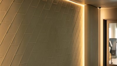 掻き落とし仕上げ - オフィスのエントランスに施工