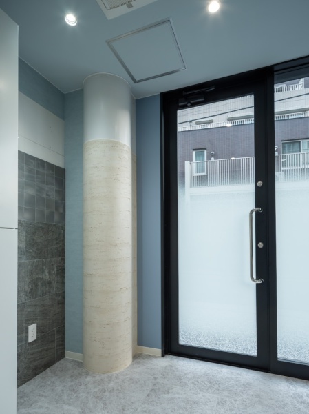 日商インターライフ様のオフィスへ施工したプラスタルのトラバーチン模様の左官仕上げの柱