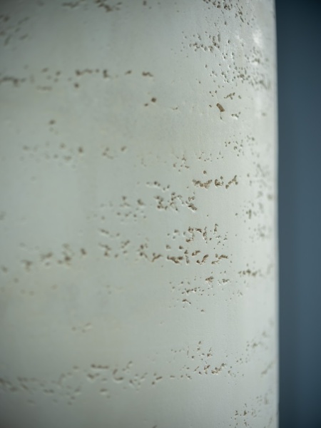 オフィスに施工したプラスタルのトラバーチン模様の左官仕上げの柱