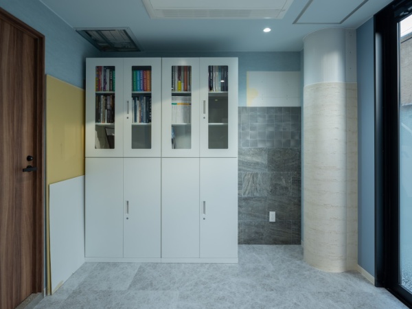 オフィスに施工したプラスタルのトラバーチン模様の左官仕上げの柱