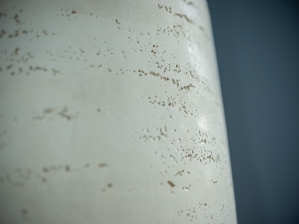 オフィスに施工したプラスタルのトラバーチン模様の左官仕上げの柱