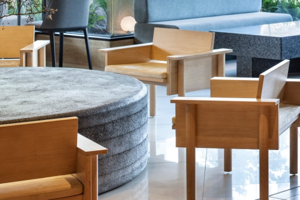 ホテルロビーのローテーブルに施工したプラスタル塗り版築仕上げ