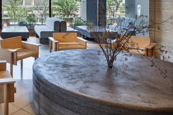 ホテルロビーのローテーブルに施工したプラスタル塗り版築仕上げ