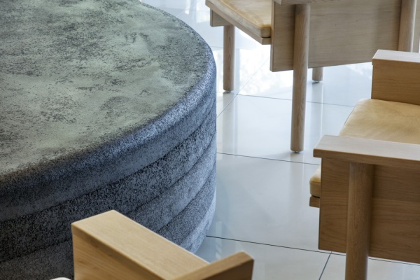 ホテルロビーのローテーブルに施工したプラスタル塗り版築仕上げ