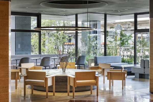 ホテルロビーのローテーブルに施工したプラスタル塗り版築仕上げ。ホテルロビー全体の様子