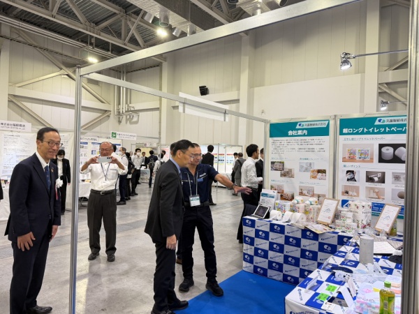 静岡にて丸富製紙様と原田左官の廃材・素材を活用した左官仕上げコラボ展示会。会場の様子