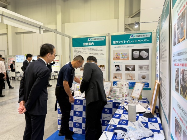 静岡にて丸富製紙様と原田左官の廃材・素材を活用した左官仕上げコラボ展示会。会場の様子